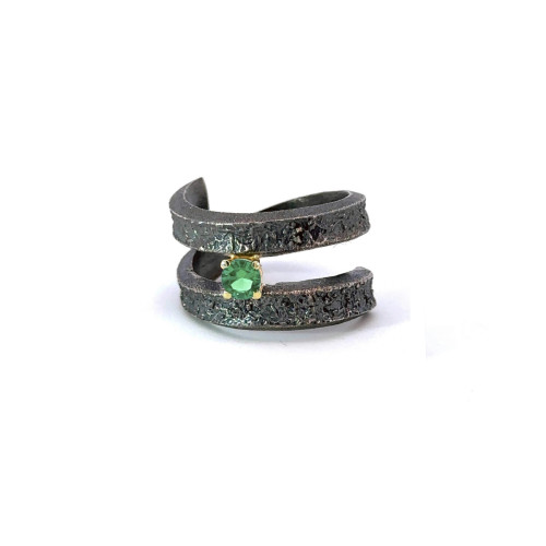 Anillo de plata, oro y maragda hidrotermal