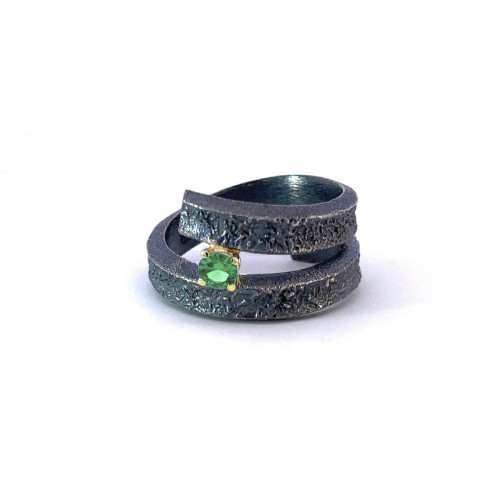 Anillo de plata, oro y esmeralda hidrotermal