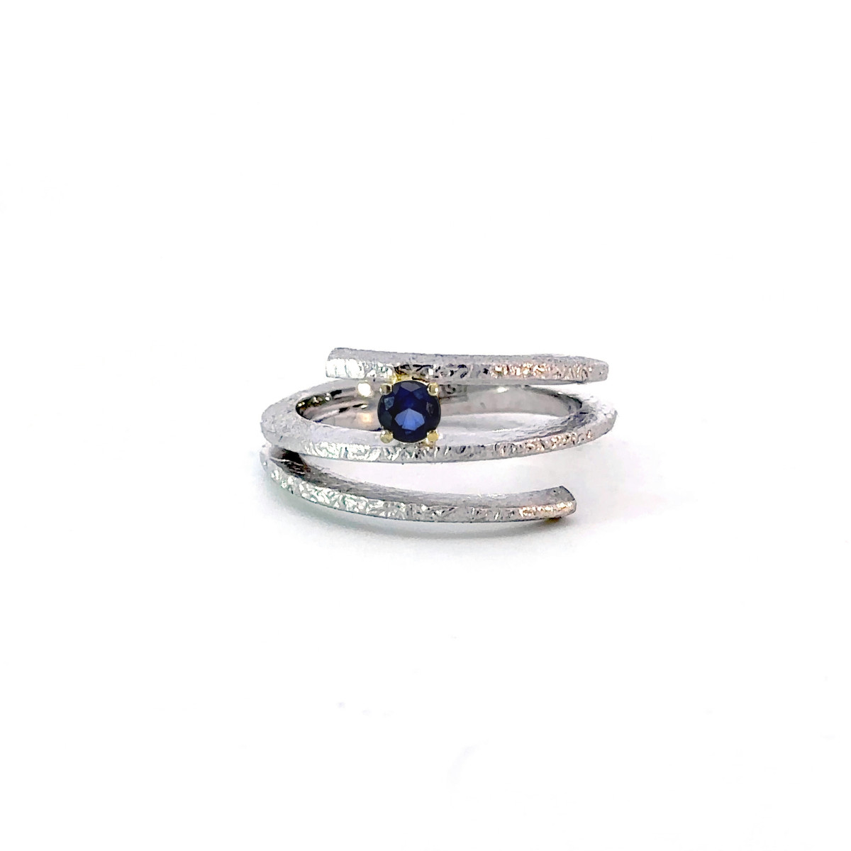 Anillo de plata, oro y zafiro
