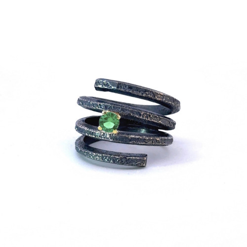Anillo de plata, oro y esmeralda hidrotermal