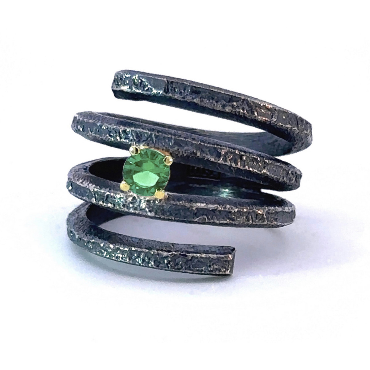 Anillo de plata, oro y esmeralda hidrotermal