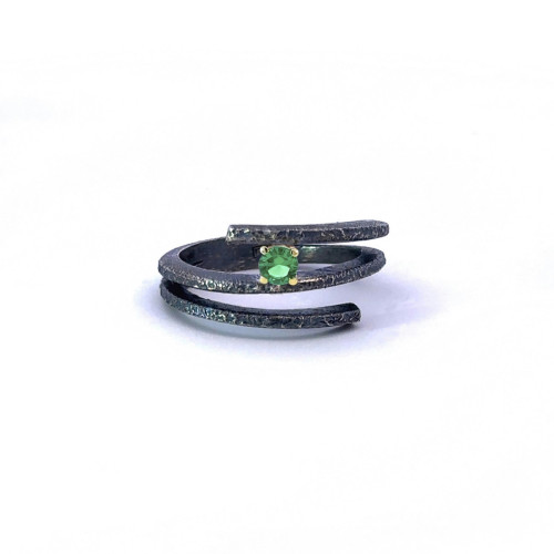 Anillo de plata, oro y esmeralda hidrotermal