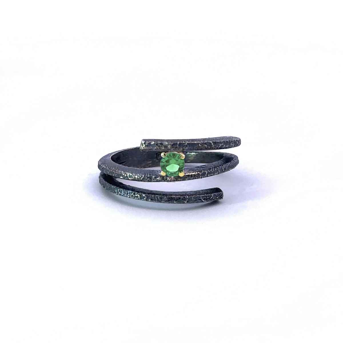 Anillo de plata, oro y esmeralda hidrotermal