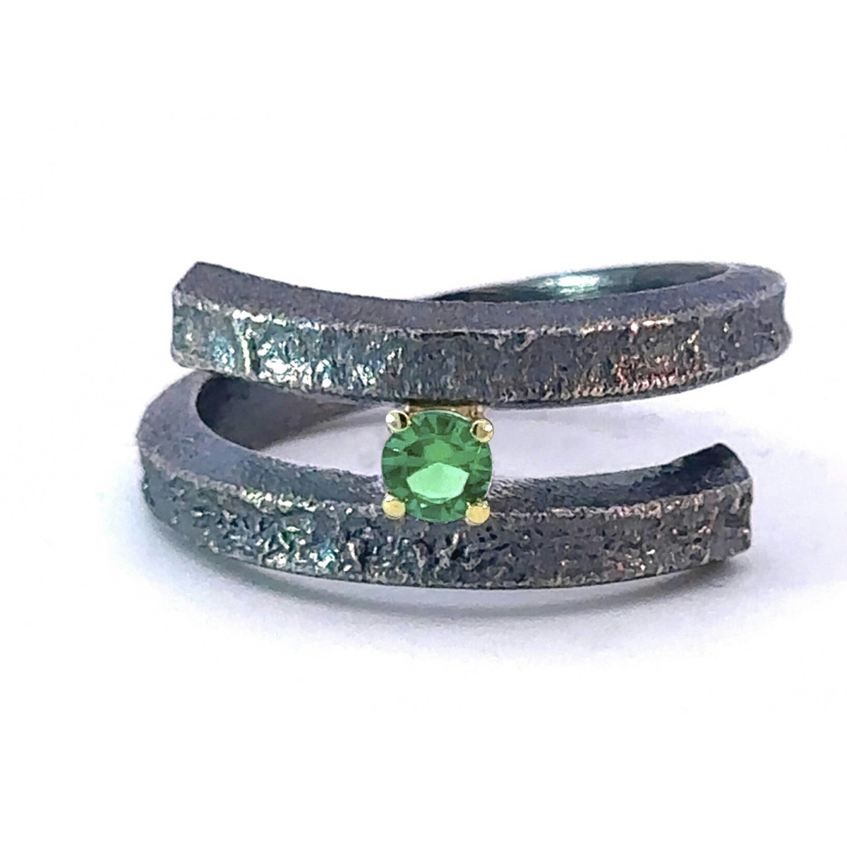 Anillo de plata, oro y esmeralda hidrotermal