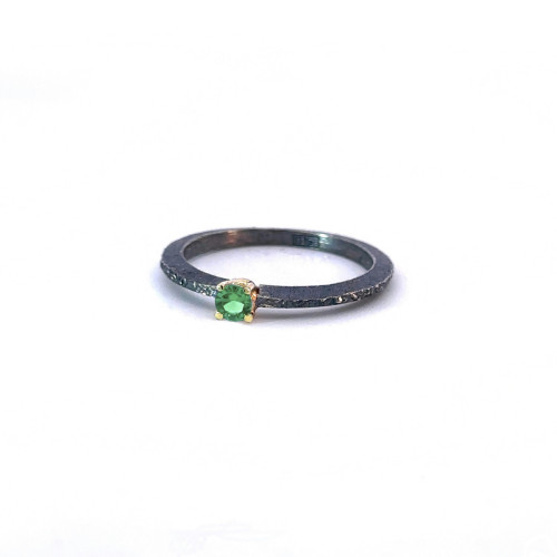 Anillo de plata, oro y esmeralda hidrotermal